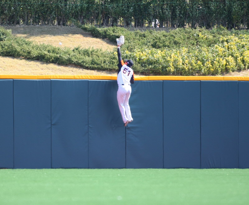 홈런타구를 향해 점프중인 이승화선수